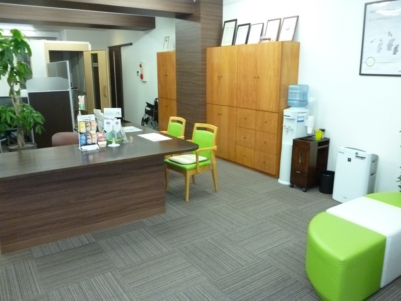 広々として落ち着いたインテリア